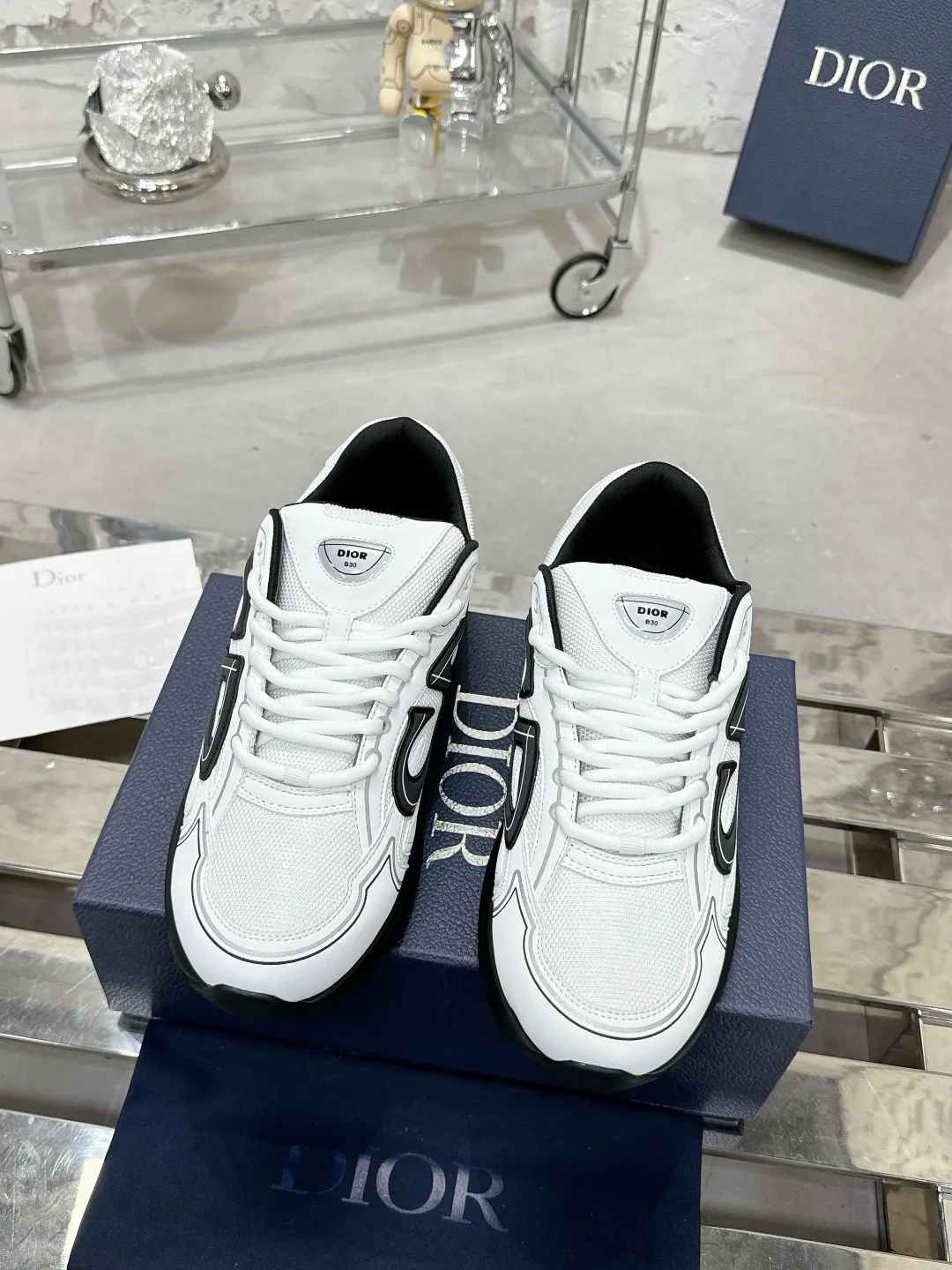 Men's men's shoes 💰600❤️❤️❤️High version Dior Dior's latest color matching B30 series reflective dad sneakers original 17380💰 purchased for development and production Brand new B30 sneakers Dad Shoes style shoes that follow the trend of the retro market The Dior logo on the tongue also indicates that this pair of shoes is the B30 model! B30 uses fine-textured leather and mesh cloth materials to form a shoe body. There are conspicuous letters CD on both sides of the shoe body to indicate identity. Many lines on the shoe body outline details to make the shoes look less monotonous and full of retro flavor. The delivery counter is exquisitely packaged🛍📦 ▪️Fabric: Original customized technical fabric + mesh ▪️Inner lining: Customized breathable lining ▪️Outsole: Original molded IP foam + TPU outsole ▪️Sole thickness: 3.5CM ▪️Size: Women’s size 35-40 / Men’s size 39-46